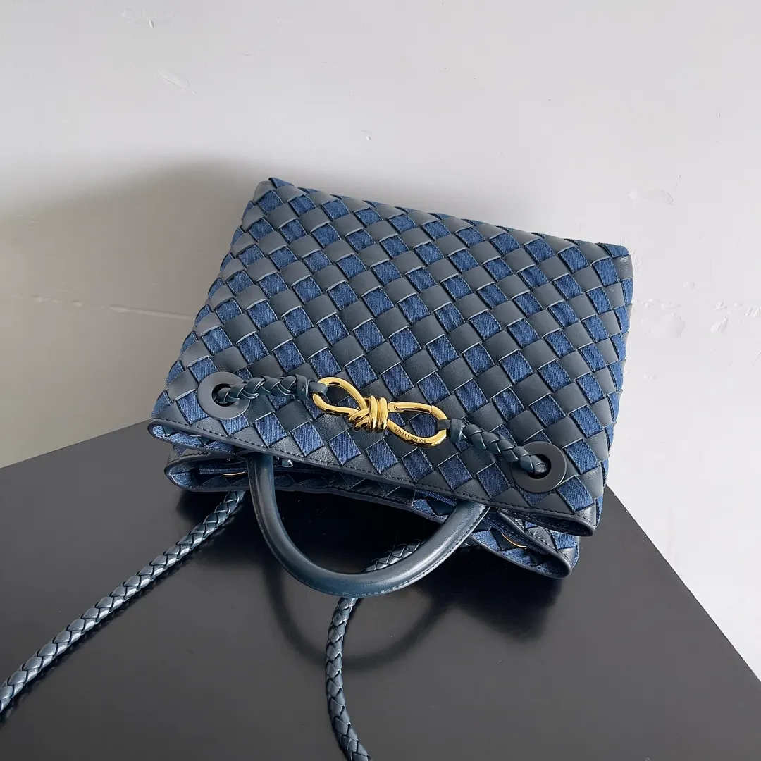 Batch 1960 BOTTEGA VENETA's new ANDIAMO handbag. This denim woven bag perfectly interweaves retro and trendy! Each strand of hand-woven denim carries ingenuity, and the color-blocking design breaks away from the norm. Not only is the capacity impressive, it also adds fun and cuteness, making it easy to hold various styles. Exquisite metal accessories shine on the ruggedness of denim, coexisting toughness and femininity. Denim has its own youthful and energetic attributes, giving people a retro, classic and relaxed and free feeling. During the weaving process of this bag, the denim is hand-woven into the leather through small gaps. The skills are quite exquisite! Not to mention the capacity, it can accommodate an umbrella and a water cup! Style number: 743568 Size: 25*22*10.5cm